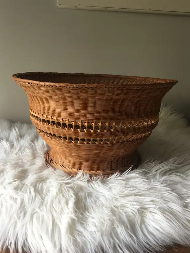Large Vintage Wicker Basket in Home Décor & Accents in Ottawa - Image 5
