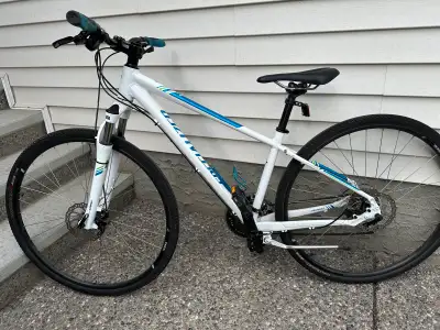 Perfect condition. Disc brakes, front suspension lockable, perfect for 5’1” to 5’7”. 18 speed like n...