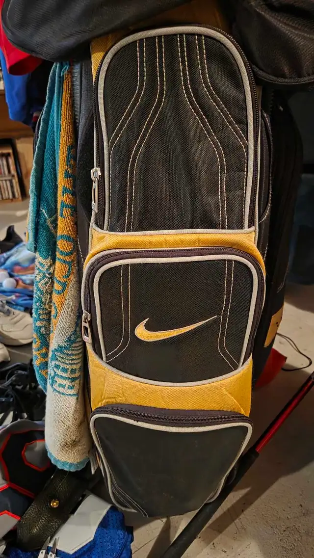 NIKE SQ Irons woods driver and putter with bag  in Golf in Ottawa - Image 5