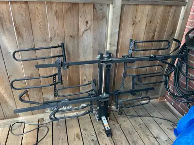 Support pour attache remorque de 2 pouces. Pour 4 vélos.
