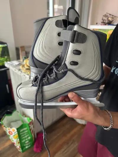 Reebok CSS90 Ice Skates Size 5, View more