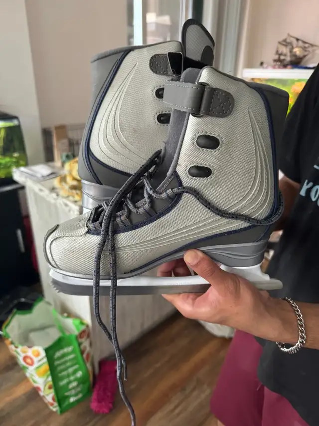 Reebok CSS90 Ice Skates Size 5 in Skates & Blades in City of Toronto - Image 2