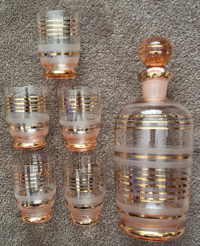 5 MINI LIQUOR GLASSES + DECANTER - GOLD MOTIFS dans Vaisselle et articles de cuisine  à Laval/Rive Nord