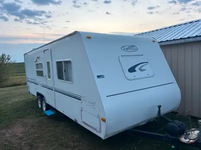 2006 trail cruiser, full bathroom and kitchen, 2 bunks, queen bed, and table folds into a bed. Ac, h...