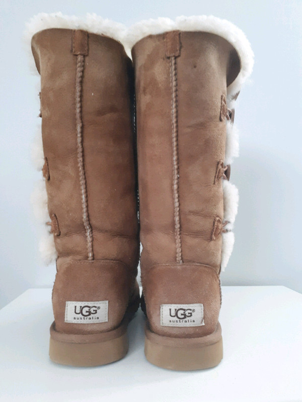 UGG Baily Button triple, size 6 in Women's - Shoes in Strathcona County - Image 4