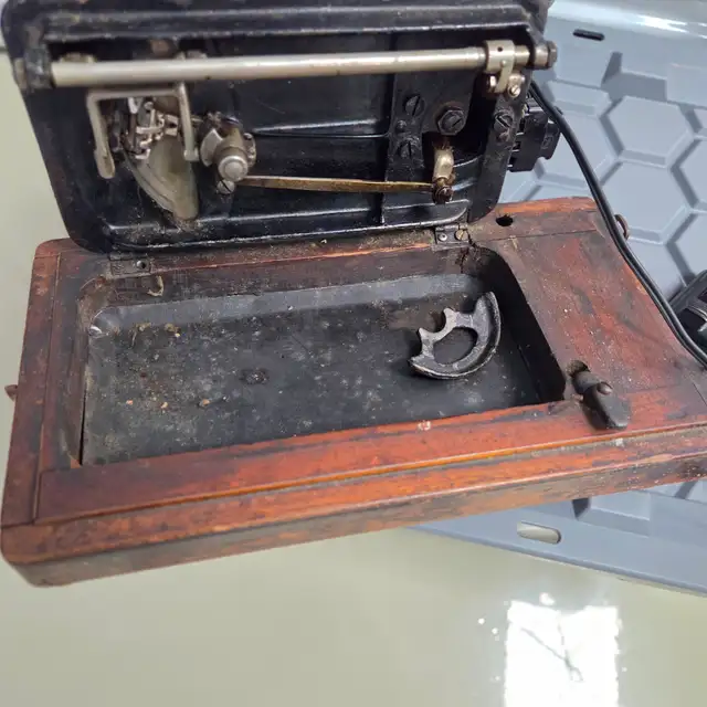 Antique 1894 Singer 28K Sewing Machine with Wooden Case | Arts ...
