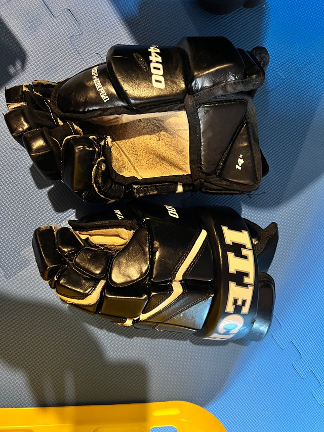 Itech 14” hockey gloves in Hockey in Hamilton - Image 2