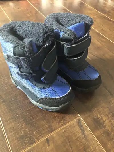 10$ bottes/5$ gougounes bébé (tailles 4.5-5) , View more