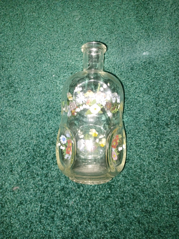 Glass vase in Arts & Collectibles in Hamilton