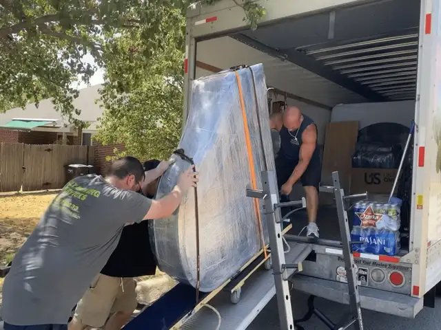 Moving service64551239238018121