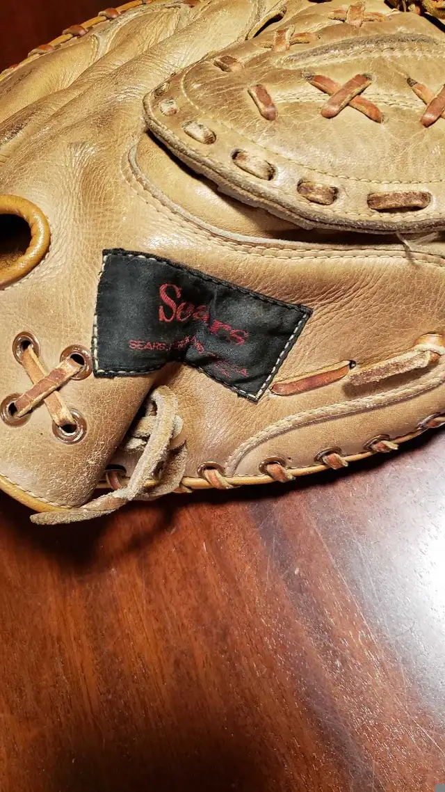 Vintage SEARS Baseball Glove $120 in Arts & Collectibles in Barrie - Image 4
