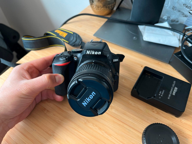 Camera Nikon D5600 (quasi-neuve) A++ (avec garantie valable) dans Appareils photo et caméras  à Ville de Montréal - Image 3