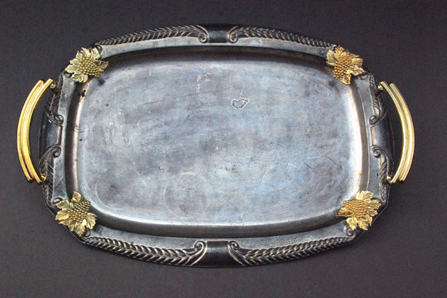 Antique Brass Handled Serving Tray in Kitchen & Dining Wares in City of Toronto - Image 2