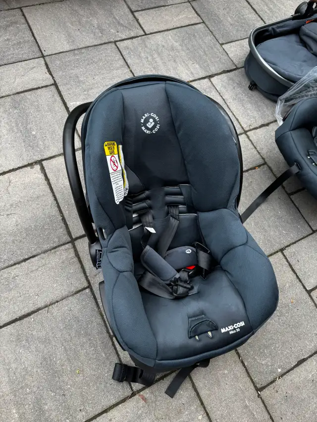 Slightly Used Maxi Cosi Car Seat (Mico 30) in Strollers, Carriers & Car Seats in City of Toronto - Image 3