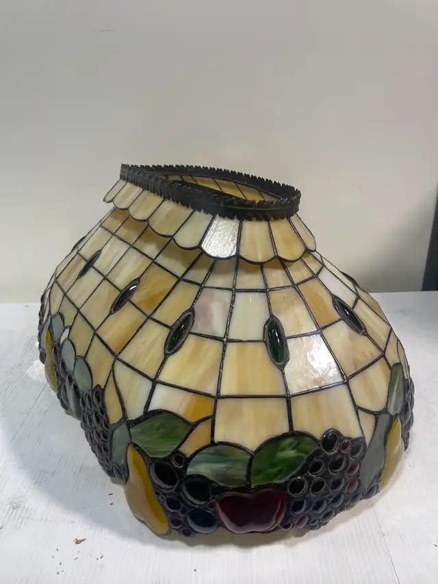 Stained Glass Lamp Shade in Indoor Lighting & Fans in City of Montréal - Image 8