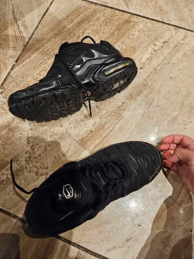Send me ur offers Size 9 us Metro meet up Triple black No marks or dents Also take trades Dm me for...