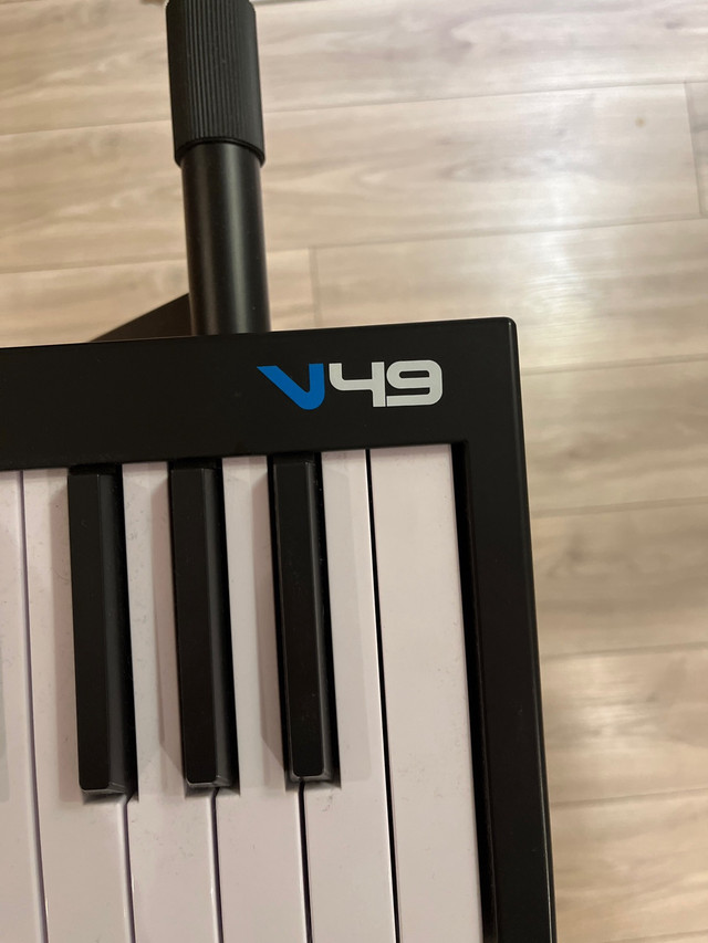 *MIDI* Keyboard Alesis V49 + Support  dans Pianos et claviers  à Laval/Rive Nord - Image 2