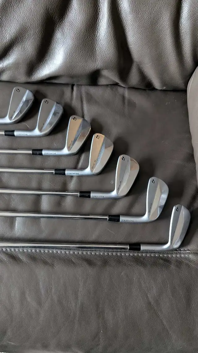 Taylormade  clubs and bag in Golf in Ottawa - Image 5