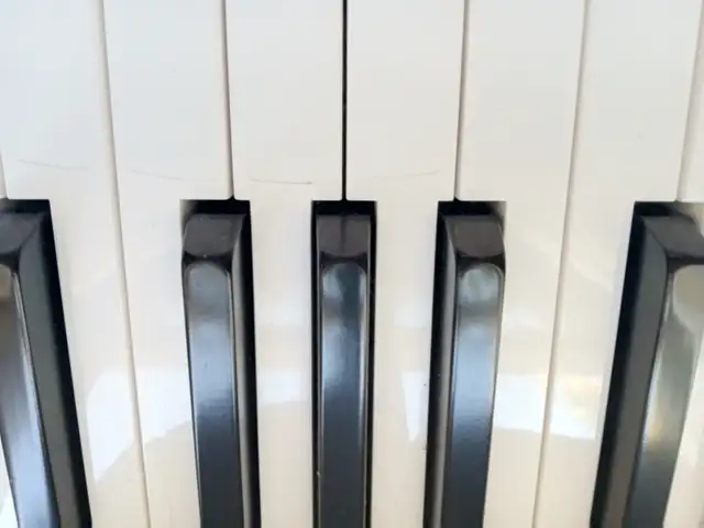 Roland F-50 Digital Piano – 88 Keys – Excellent Condition