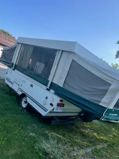 This 10ft Fleetwood Pop up trailer is perfect for your spring/summer camping needs! Sleeps 6… (very...