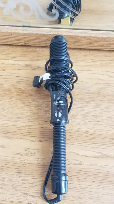This pre-owned Conair Instant Heat curling iron is ready to help you create beautiful curls and wave...