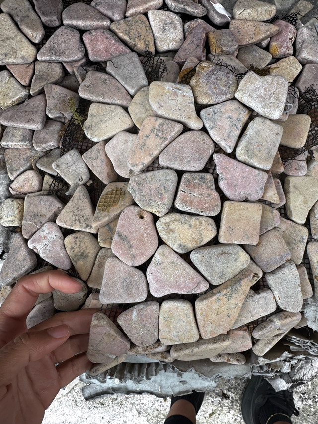 PATHWAY PEBBLE STONES ON MESH in Outdoor Décor in Mississauga / Peel Region - Image 2