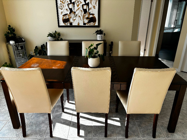 Table et buffet Viebois ( 6 chaises gratuites) dans Mobilier de salle à manger et cuisine  à Longueuil/Rive Sud - Image 3