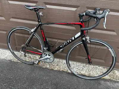 Giant Defy 2 aluminum road bike (M/L), View more