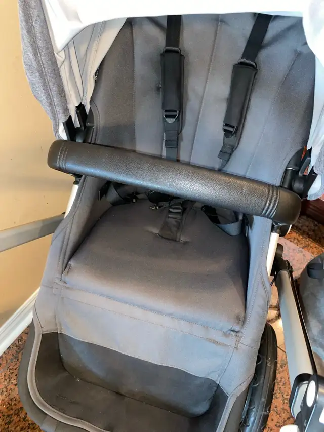 Bugaboo Cameleon 3 stroller with bassinet .  Car seat in Strollers, Carriers & Car Seats in Markham / York Region - Image 4