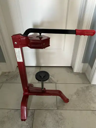 Wine bottle floor corker. Excellent condition. Made in Portugal.