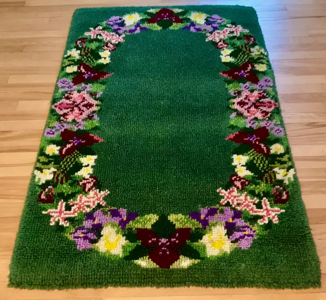Vintage 1970 Magnifique tapis fabriqué à la main Motifs fleuris in Arts & Collectibles in Lévis - Image 2