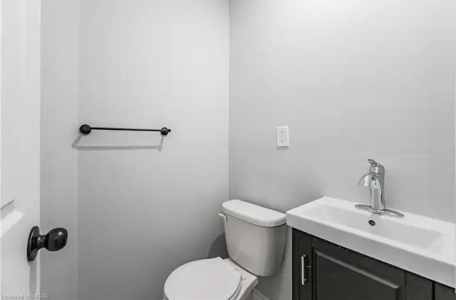 Side split legal duplex bungalow-large lot size in Houses for Sale in Kitchener / Waterloo - Image 5
