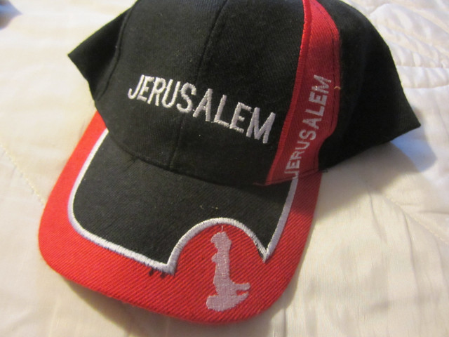 NEW .. JERUSALEM SWEAT SHIRT and CAP and HANGING EMBLEM dans Hommes  à Hamilton - Image 2
