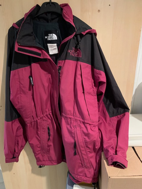 Wmn's Aritzia (Size 1) / North Face Jackets (Medium) in Kids & Youth in City of Toronto - Image 3