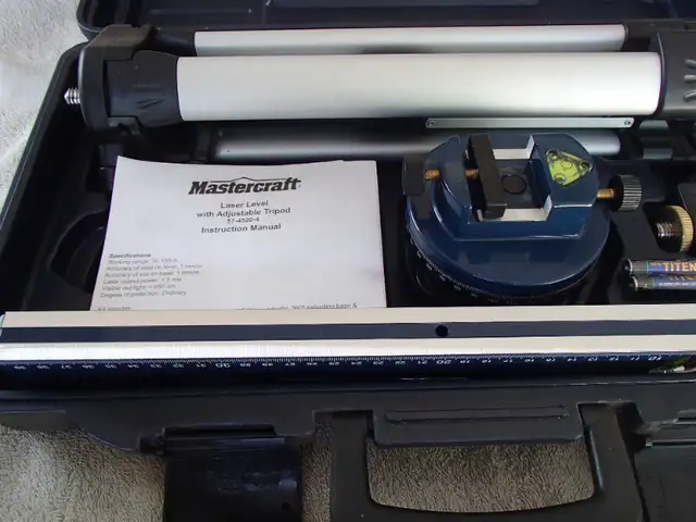 Mastercraft Laser Level with Adjustable Tripod 5 Piece Set in Hand Tools in Sarnia - Image 6