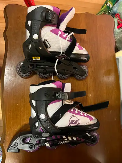 Roller blade enfant grandeur 4 ajustable rose . en tres bon état Se trouvent dans ahunsic, waverly e...
