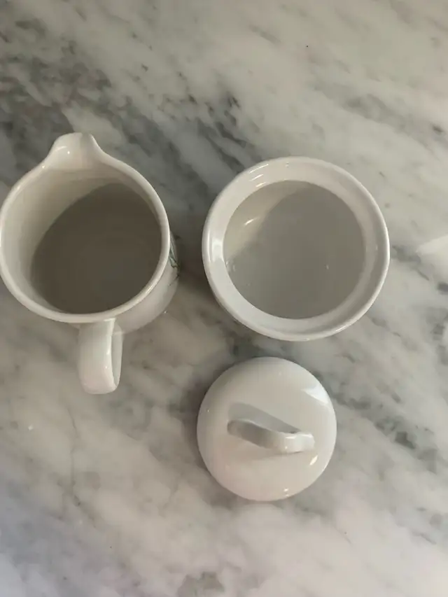 Corelle Coordinates Shadow Iris Sugar and Creamer set in Kitchen & Dining Wares in Markham / York Region - Image 6