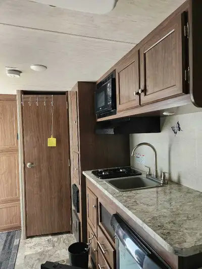 Très belle roulotte 2018 état neuf 1grand lit qween et petit div, View more