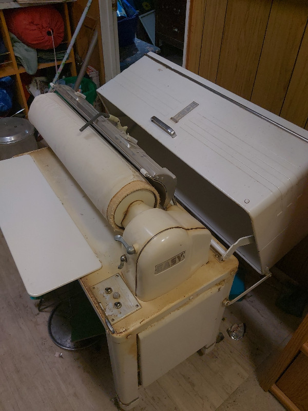 Vintage Easy Laundry Thing, I think an automatic Iron, in Free Stuff in Prince Albert - Image 4