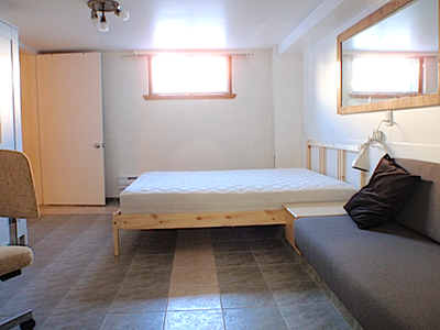 (English follows below) Une grande chambre meublée est disponible dans notre colocation étudiante à...