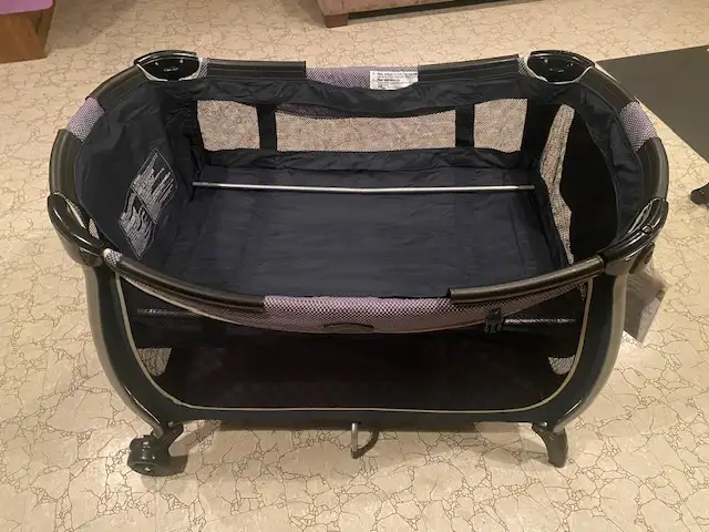 Bassinet / Portable Crib / Playpen / Berceau in Cribs in City of Montréal - Image 4