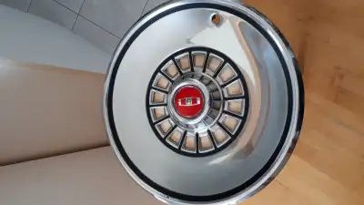 Un (1) enjoliveur (cap de roue) d'un Ford LTD 1979 pour roue de 15 po. Excellente condition, comme n...
