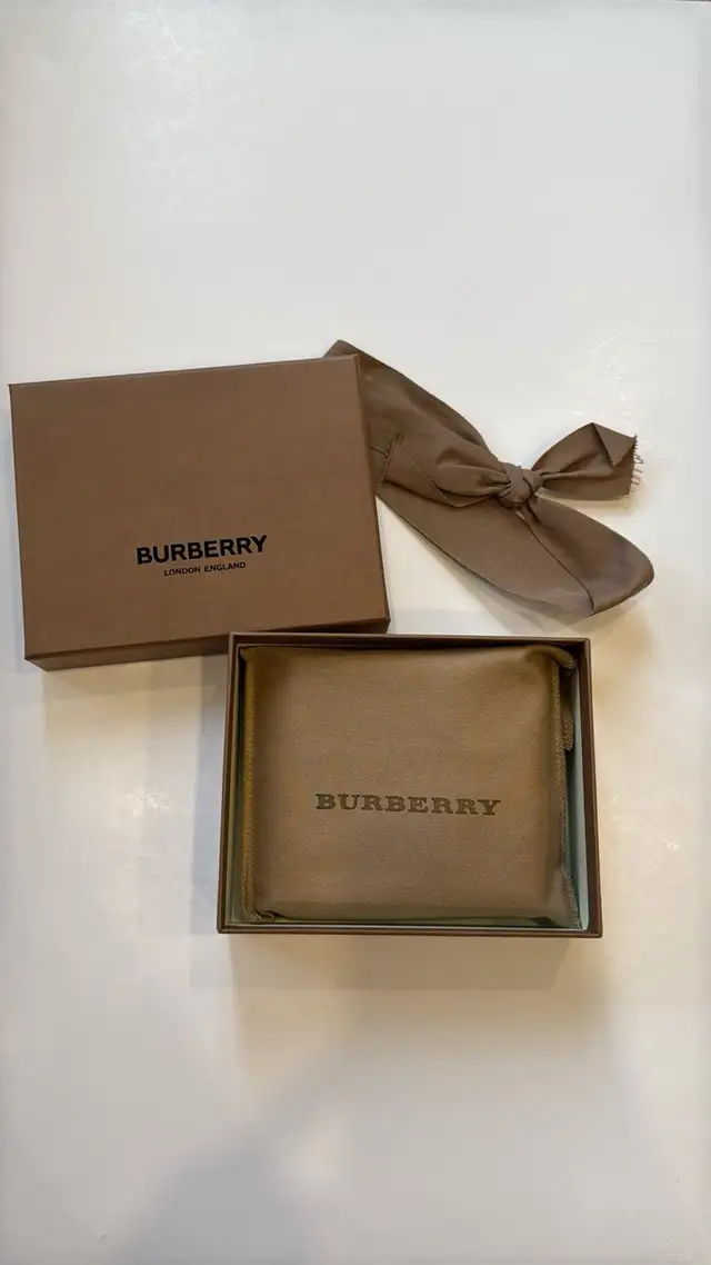 Burberry Men’s Leather Wallet (BNIB) in Women's - Bags & Wallets in Markham / York Region - Image 3
