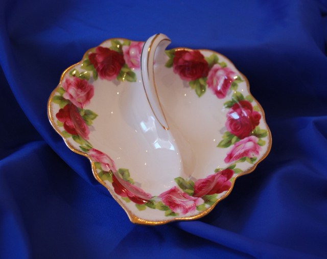 Royal Albert Old English Rose Fine China in Arts & Collectibles in Trenton - Image 4