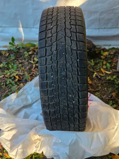 Ensemble de 4 pneus d'hiver usagés Yokohama Ice Guard, de dimension 225/60R16 98T. Ont roulé pendant...