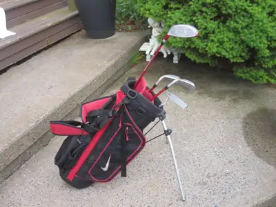 Junior Right Hand 4-pc Golf Clubs Set (Nike VRS) & Golf Stand Bag includes:  Driver with graphite s...