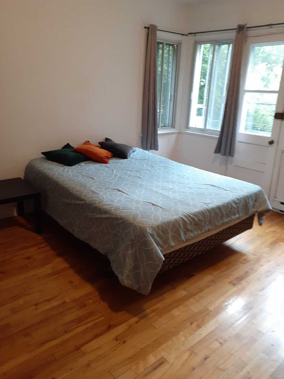 Very large sunny room for rent — photo 1