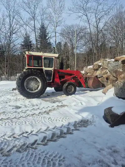 Voici un tracteur Massey Ferguson robuste et fiable, parfait pour diverses tâches agricoles. Ce trac...