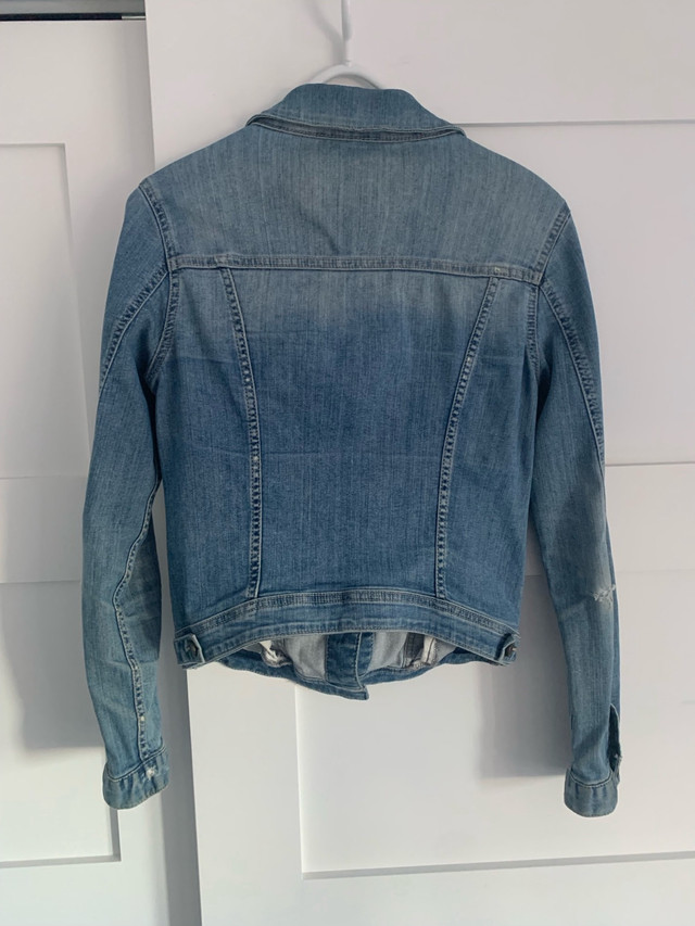 Vintage Zara women's jean jacket size small, dans Femmes - Hauts et vêtements d'extérieur  à Laval/Rive Nord - Image 3