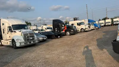 Parking Available for bobtails, box trucks and more 416.918.2322